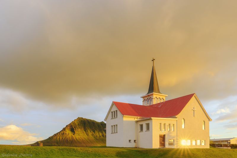 Церковь в городе Грюндарфьёрдюр фото превью
