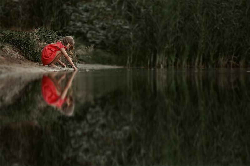 Ребенок, ребенок в отражении, вода, пейзаж, красный, зеленый, детский, детский портрет Зеркало фото превью