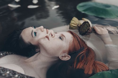 В воде