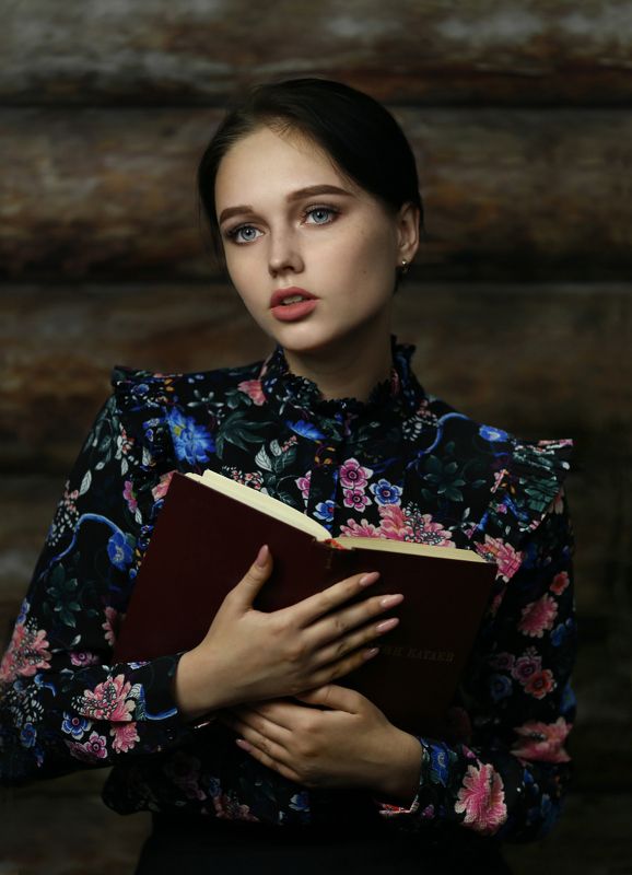 портрет девушки, ретро портрет, девушка с книгой Евгения фото превью