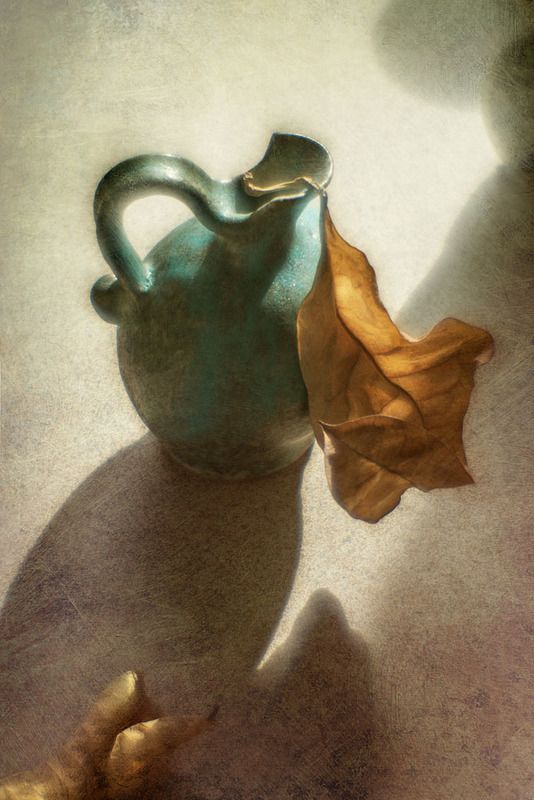 осенний, лист, сухой, упавший, кувшин, керамический, желтый, оранжевый, синий, свет, тени, стол, осень, теплый, акварель Осенний лист фото превью