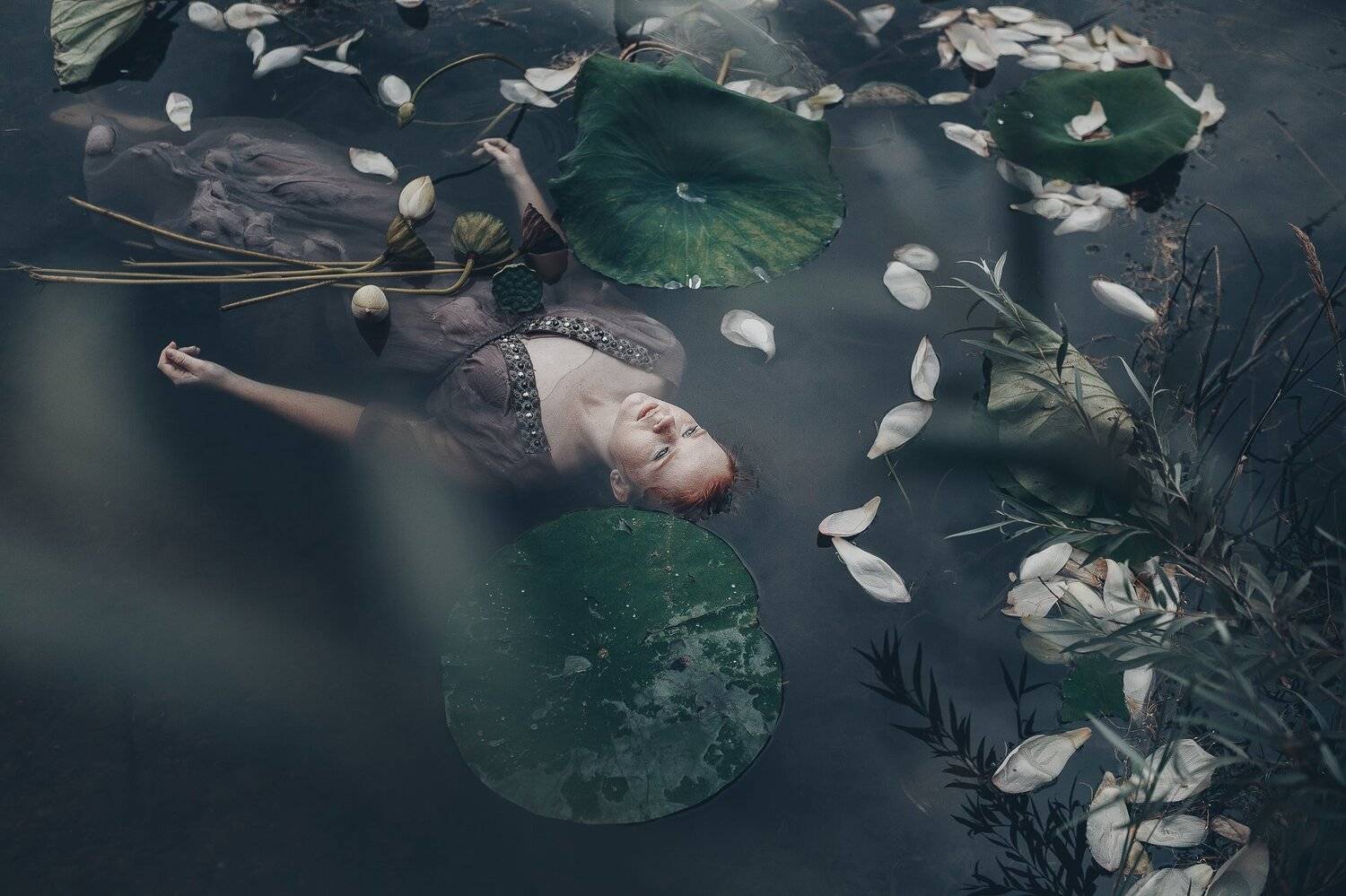 рыжий девочка цвет вода  лотосы, Вероника Гергерт