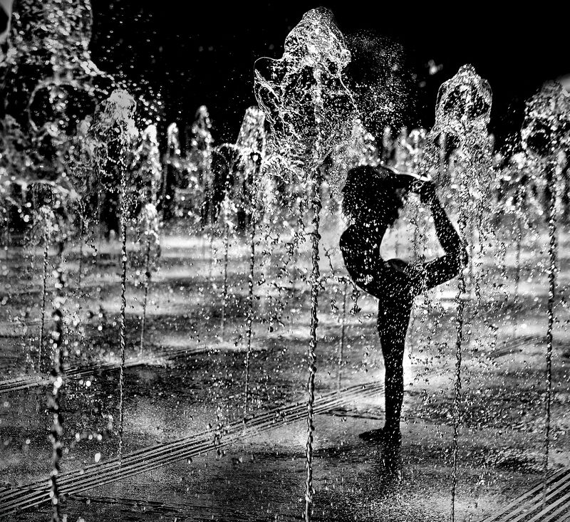 фонтан, гимнастка, чёрно-белое New sculpture for the fountain... фото превью