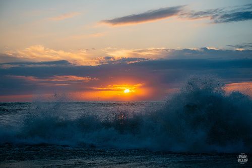 Закат и волны