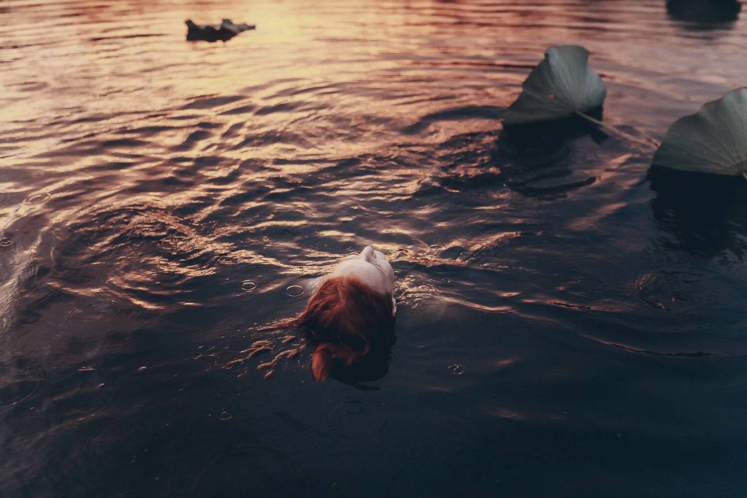 рыжая девочка лотосы вода зеркальный фотоаппарат canon markiii прогулка фотосессия детский и семейный фотограф лето вечер закат закатное солнышко дети детки красота рыжики девочка рыжая девочка любовь счастье закат дерево радость восторг, Вероника Гергерт