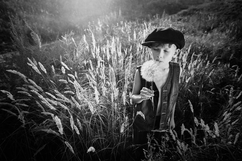 Мальчик с большим одуванчиком фото превью