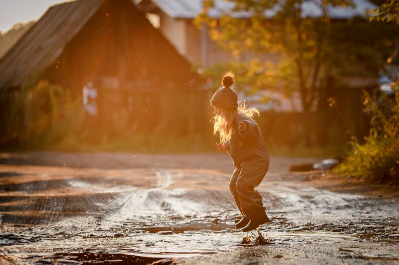 #девочка #лужи #домик #солнце #детство #юлиядин #прыгать По лужам)) фото превью