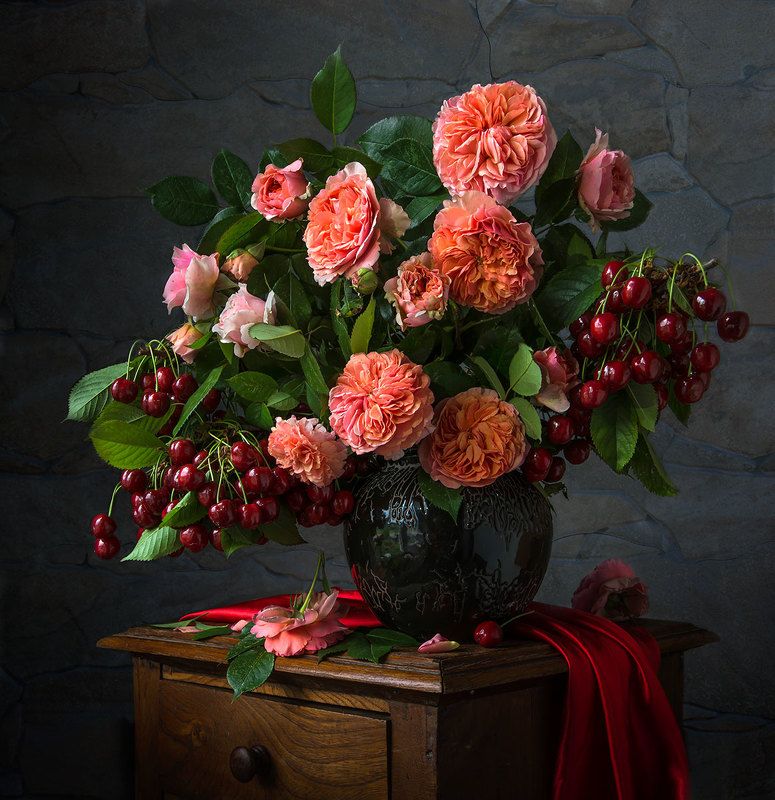 красивый натюрморт с розами и черешней,художественное фото,искусство,садовые цветы. Щедрое лето. фото превью