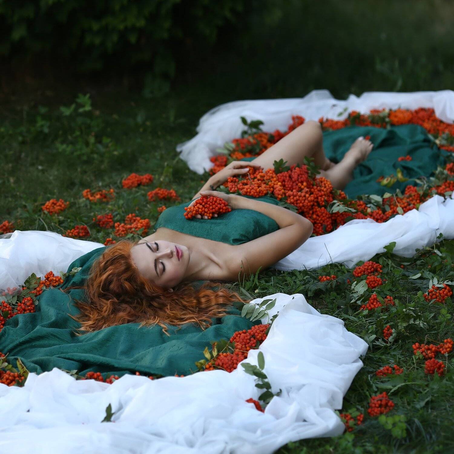 рябина, девушка в рябине, рыжая девушка, рыжая девушка в рябине, Ирина Голубятникова