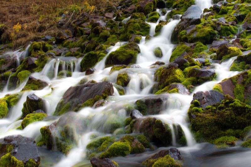 горы, природа, пейзаж, вода, река, мох Река выходит из-под земли фото превью