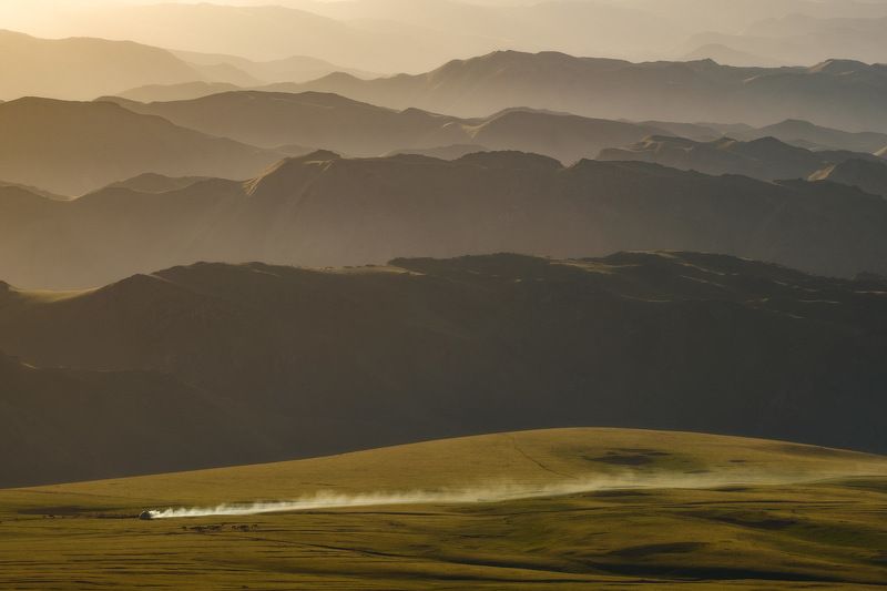киргизия, кыргызстан, средняя азия, горы, каньон, скалы, пейзаж, лето, ущелье, пастбище, рассвет, утро, юрта Юрта на паровом ходу) фото превью