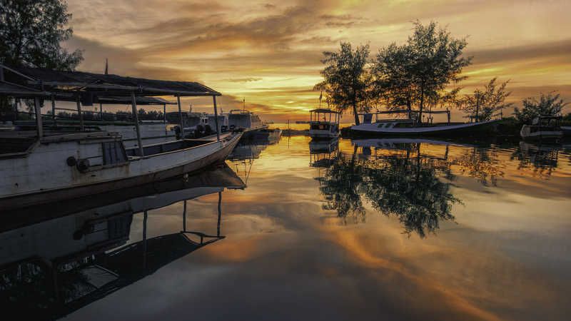 Sunset at the harbour in Karimunjawa фото превью
