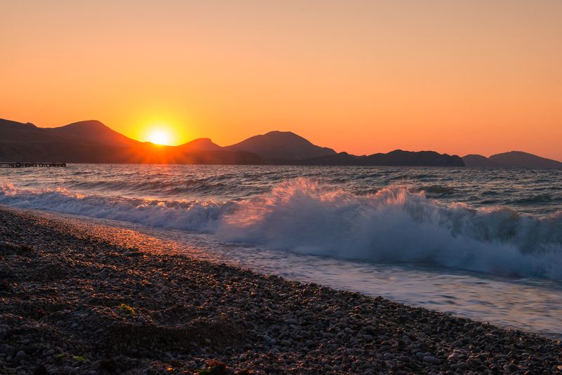 крым, коктебель, море, рассвет, солнце, горы, утро, волны, шторм Где струится в волнах золочёных небес канитель фото превью