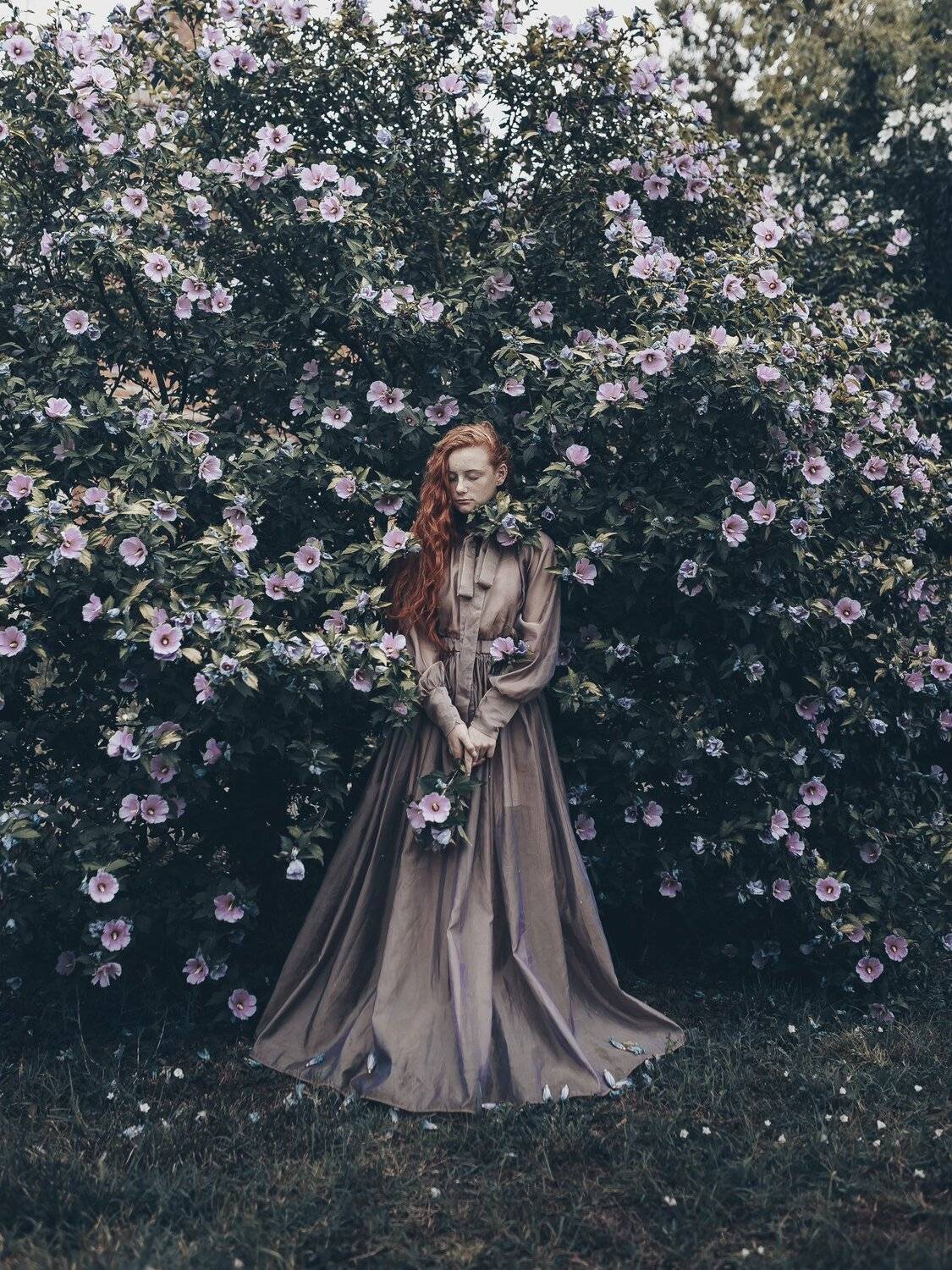 рыжая девочка лотосы вода зеркальный фотоаппарат canon markiii прогулка фотосессия детский и семейный фотограф лето вечер закат закатное солнышко дети детки красота рыжики девочка рыжая девочка любовь счастье закат дерево радость восторг, Вероника Гергерт