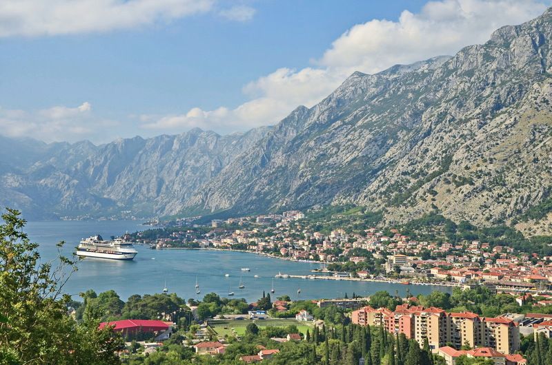 черногория, котор, боко-которская бухта, лайнер, лето, адриатика Прибытие лайнера фото превью