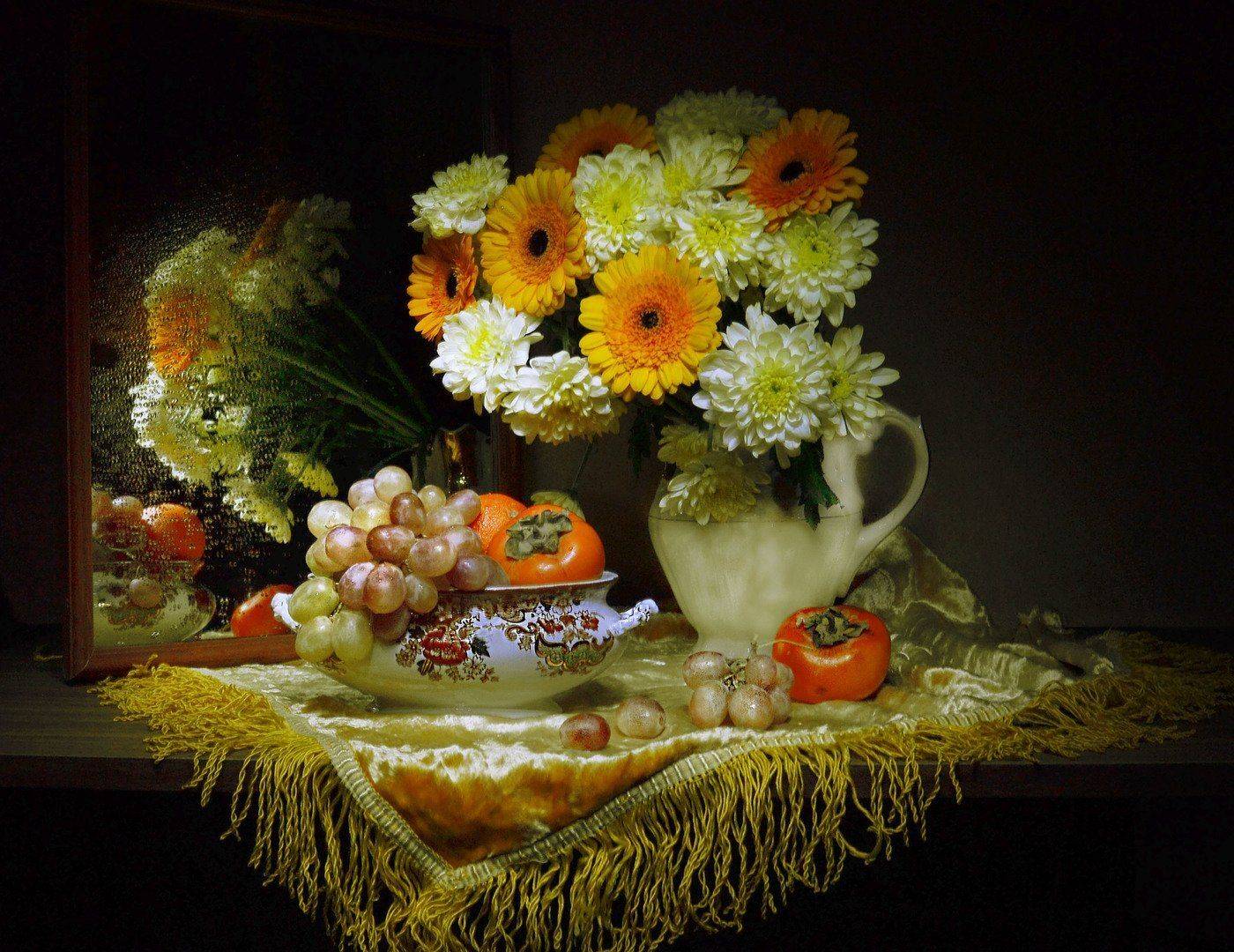 still life,натюрморт, цветы, хризантемы, фрукты, фото натюрморт,сентябрь ,отражение, осень, зеркало ,виноград, Колова Валентина