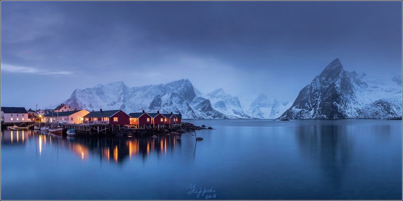 Норвежский пейзаж с кабинами и горой фото превью