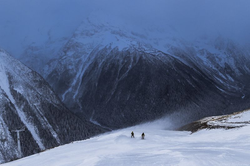 кавказ, домбай, зима, ночь, снег, ущелье, горы, Джугутурлучат, полнолуние Вечерний спуск фото превью