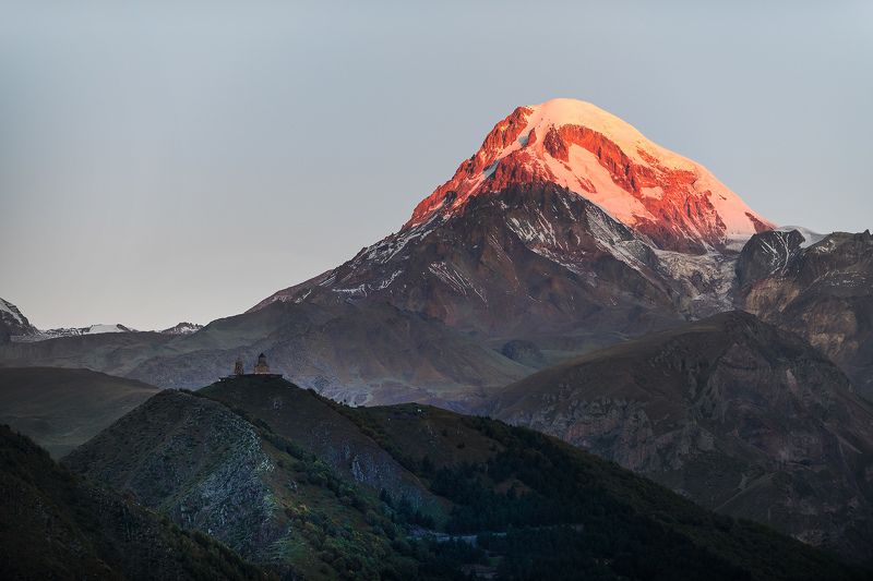 Гергетская церковь на фоне пылающего Казбека фото превью