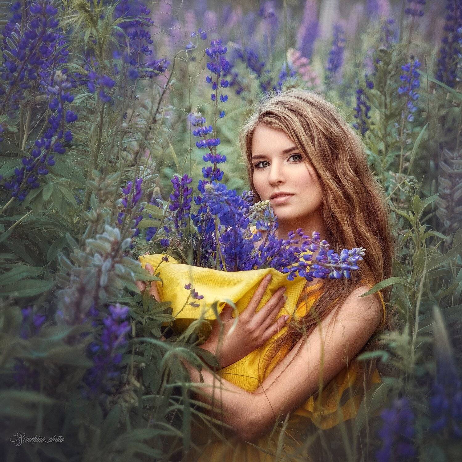 девушка, портрет, люпины, лето, желтый, синий, girl, portreit, flowers, summer, yellow, blue, Марина Семёхина