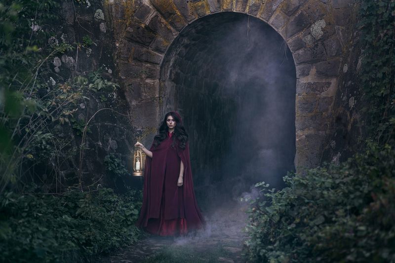 девушка, туман, сказка, сказочная фотосессия, фонарь, капюшон, тоннель Из тумана фото превью