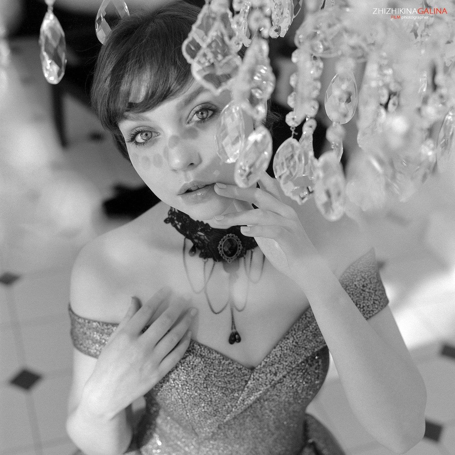 девушка, портрет, лицо, свет, тени, люстра, пленка, чб, черно-белое, girl, film, bw, portrait, art, middle, 6x6, beauty, Галина Жижикина