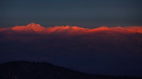 Провожая и встречая новый день.