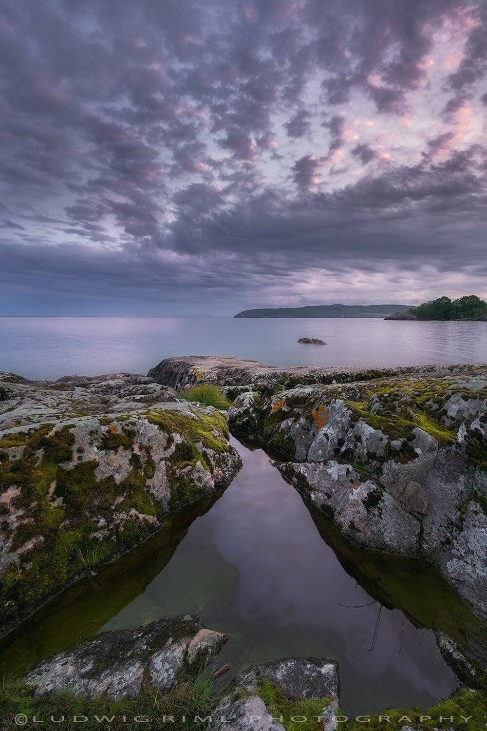 beach, blue, bushes, calmness, cliffs, clouds, coast, coast line, dykplats stora lund, grass, green, harmony, lake, lake vaettern, lichen, morning, moss, peacefullness, pink, pink clouds, reflection, rock, rocky beach, scandinavia, scandinavian light, ser, Ludwig Riml