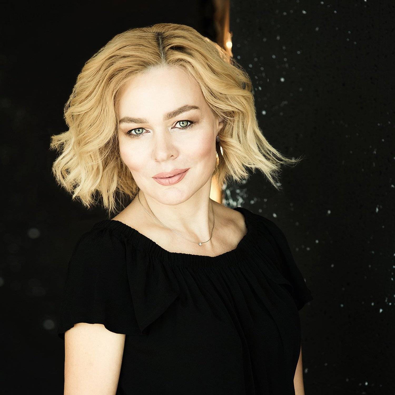 женский портрет, портрет, черный, улыбка, нежность, контраст, Дарья Комарова