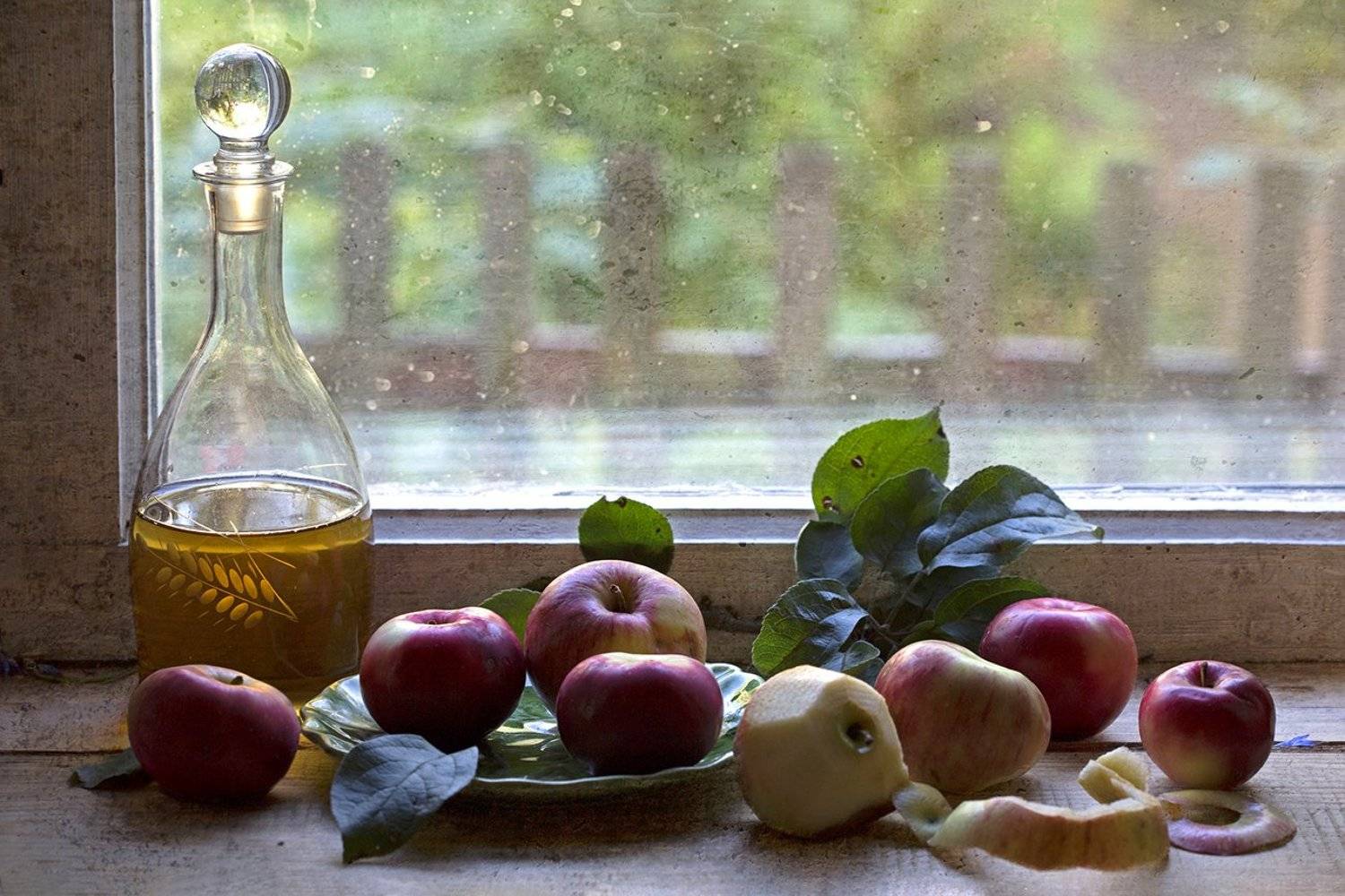 яблоки, листья, окно, стекло, графин, сентябрь, Марина Кулакова