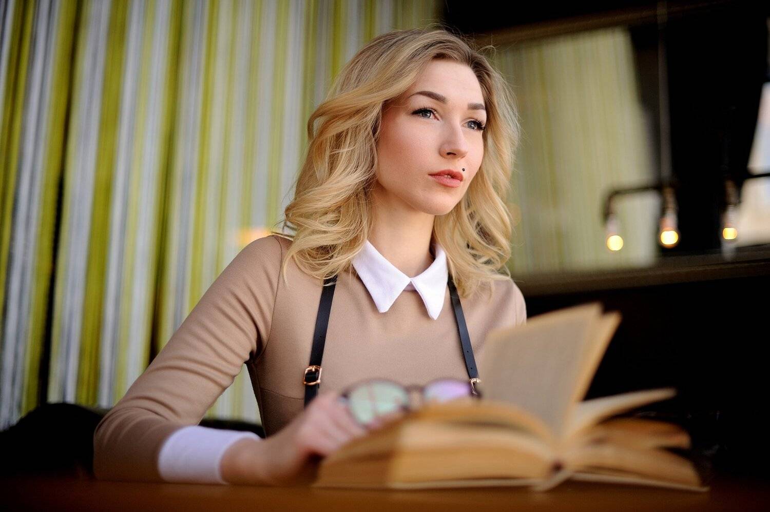 пленер, девушка в в кафе, Влад Шуман