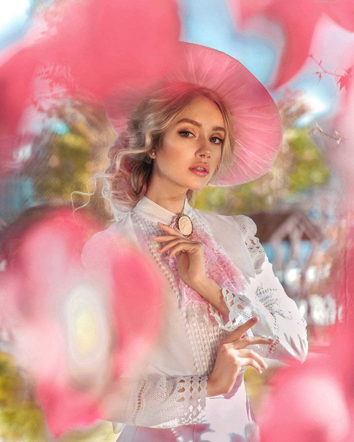 аристократка, дама, 19 век, девушка, шляпка, портрет, женский портрет, розовый, цветы, лепестки, сказка, сказочная фотосессия, артфотография, артфотограф, исторический образ, костюм, исторический костюм, осень, усадьба, волшебство, магия, Софья Ознобихина