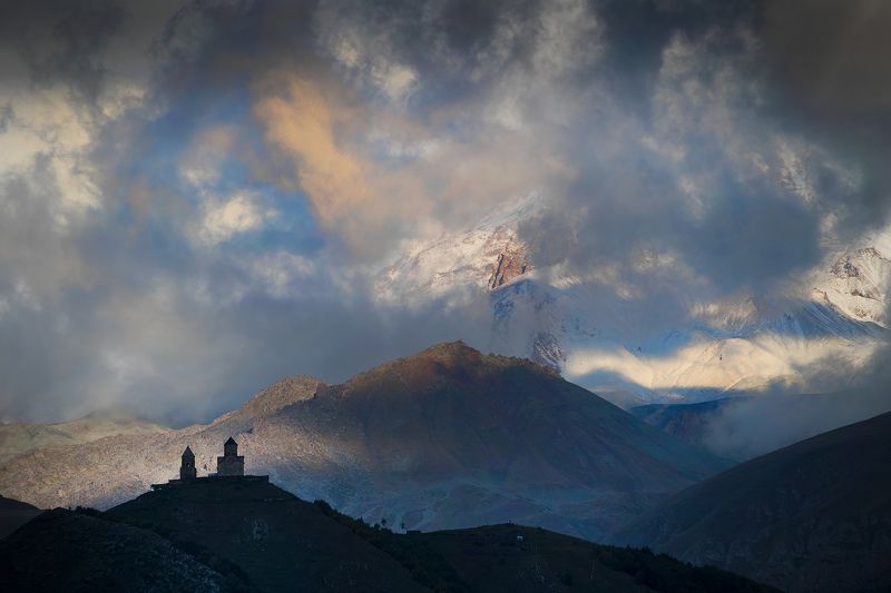 Гергетская церковь и облачный Казбек фото превью