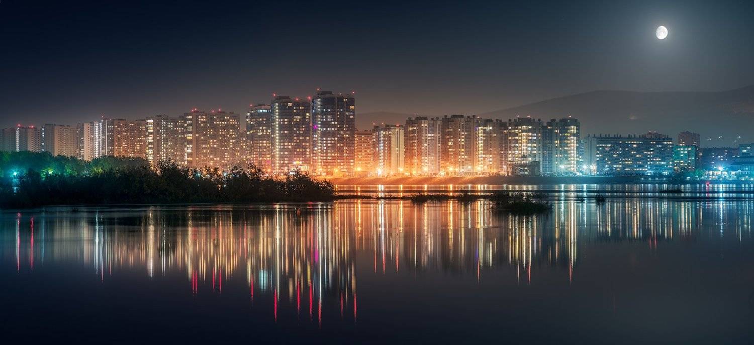 пейзаж, город, архитектура, микрорайон, здание, район, река, вода, отражение, огни, свет, луна, ночь, панорама, фонари, деревья, блики, светится, горы, широкий, большой, высокий, красноярск, сибирь, енисей, Дмитрий Антипов