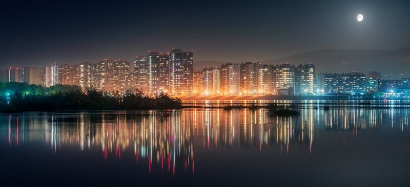 пейзаж, город, архитектура, микрорайон, здание, район, река, вода, отражение, огни, свет, луна, ночь, панорама, фонари, деревья, блики, светится, горы, широкий, большой, высокий, красноярск, сибирь, енисей Лунные ночи в «Белых росах» фото превью