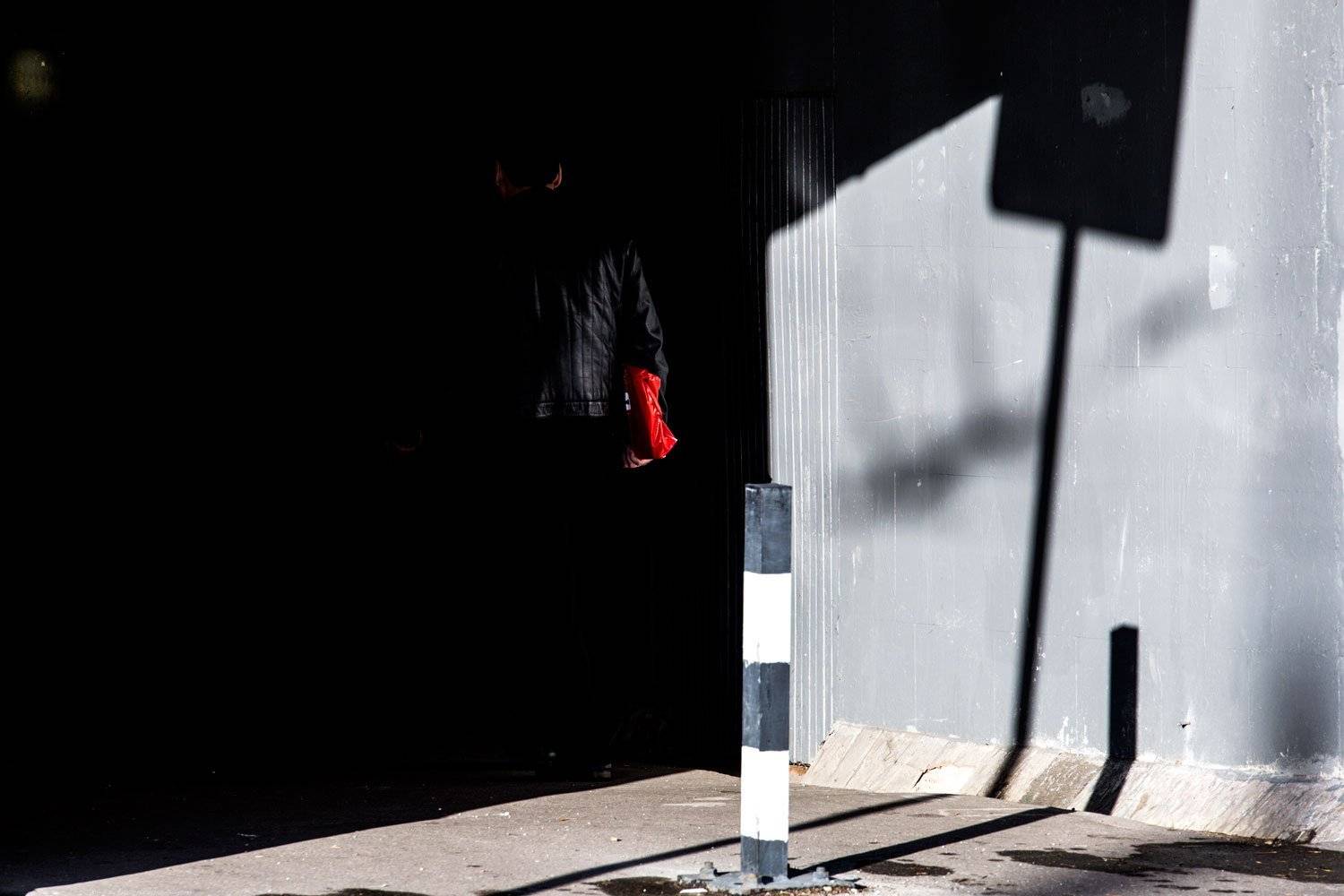 город, улица, Москва, свет, тень, человек, люди, цвет, красный, жанр, уличноефото,, АлександрТутаев