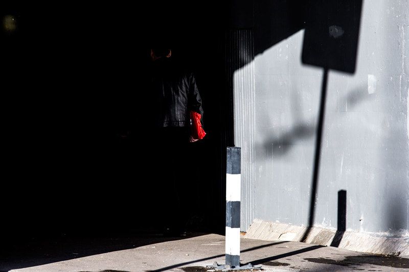 город, улица, Москва, свет, тень, человек, люди, цвет, красный, жанр, уличноефото, *** фото превью