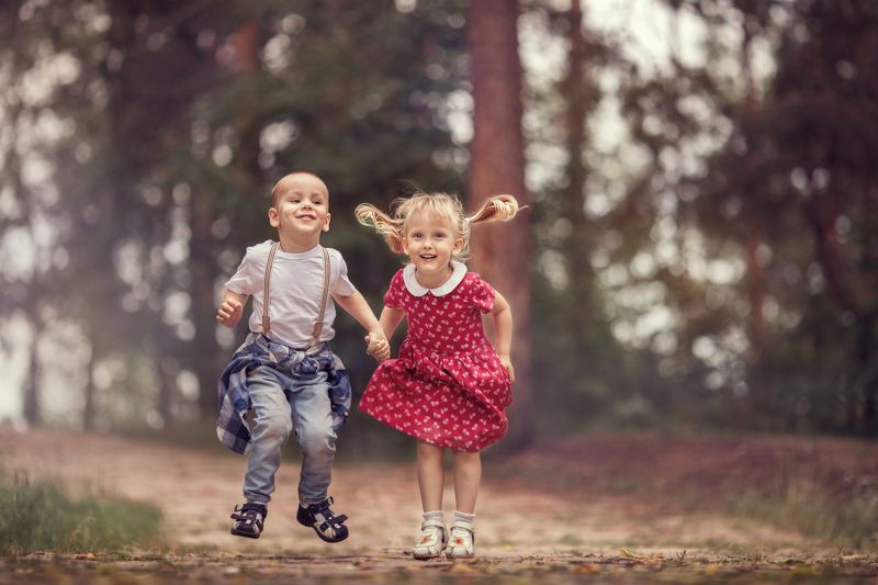 дети счастье прыжки   фото превью