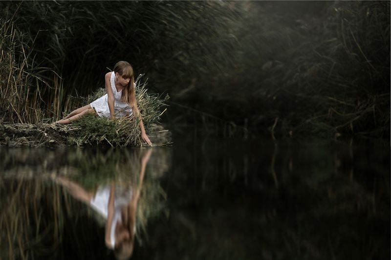 вода, отражение, река, камыши, дети, портрет на воде, дети в кадре,  На озере фото превью