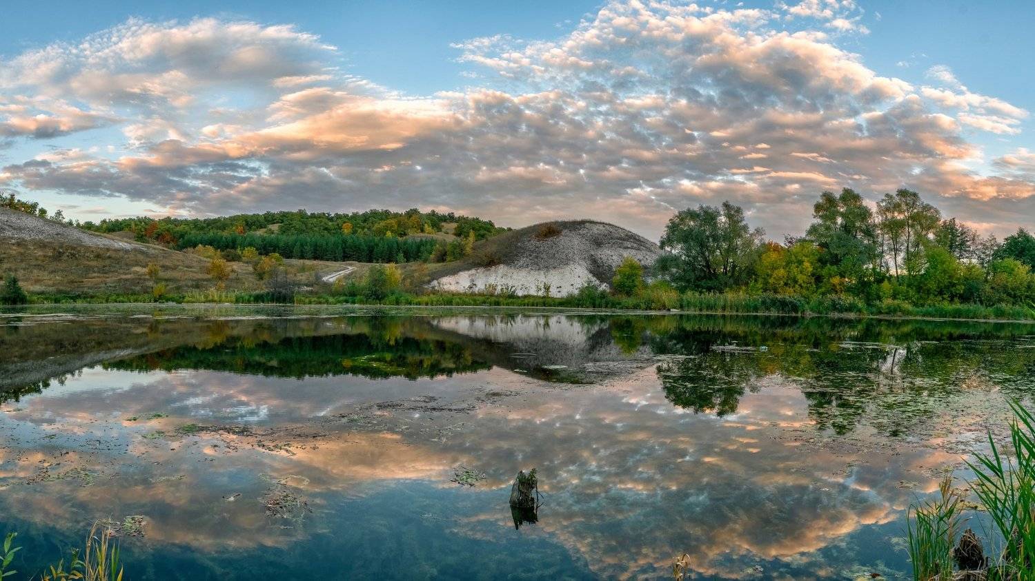 пейзаж, природа, озеро, облака, холмы, осень, Денис Гладких