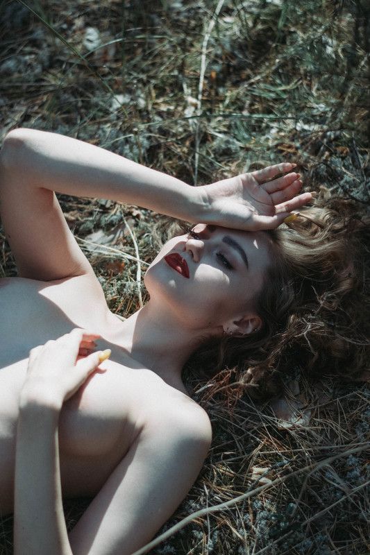 nude in the forest фото превью