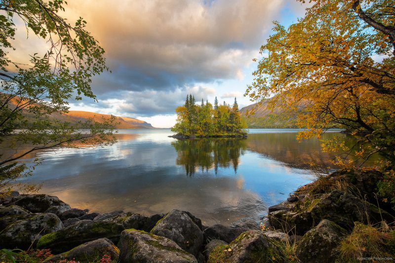 озеро, горы, тундра, листья, рефракция, ортажение, камни, вода Сейдъявр в осени фото превью