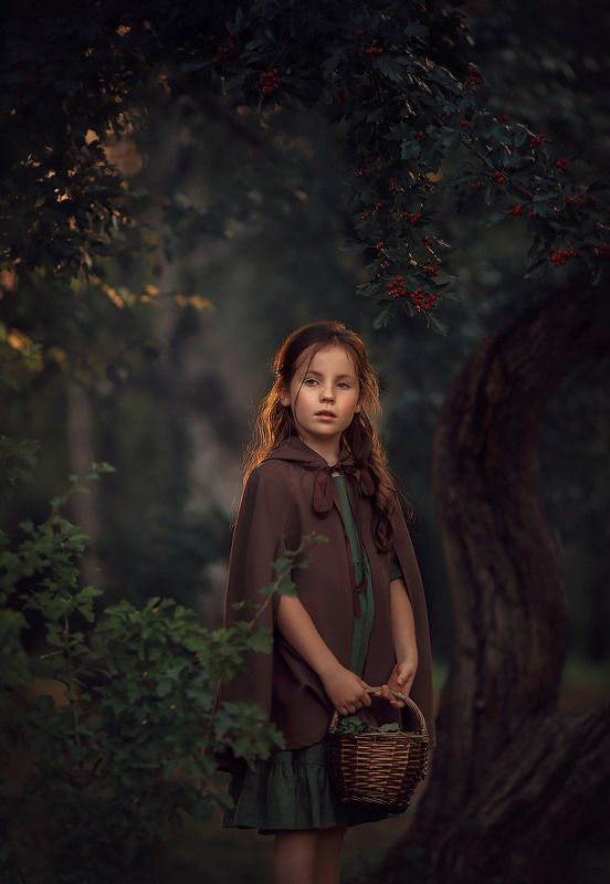 девушка, портретная фотосессия, фотосессия на природе, девочка, лес, girl, fall, autumn, forest, berry,green В лесу фото превью