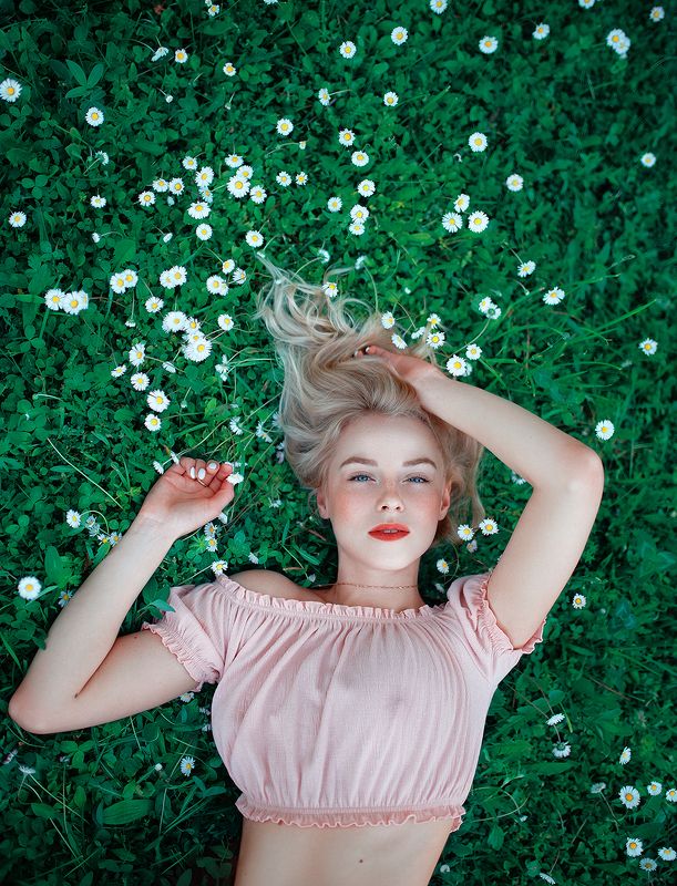 girl, blonde, pinup, instagram, celebrity, beauty, sexy, body, field, summer, flowers, grass, lips, eyes, девушка, блондинка, пинап, веснушки, глаза, freckles Ульяна фото превью