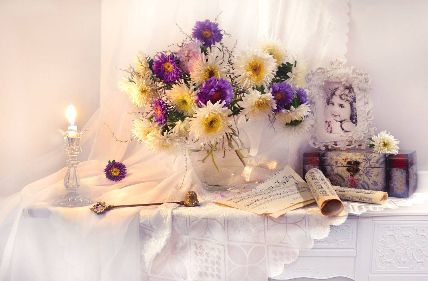 still life,натюрморт,фото натюрморт, осень, октябрь, астры, ноты, свеча, подсвечник, шкатулка, портрет, стихи, цветы, Колова Валентина