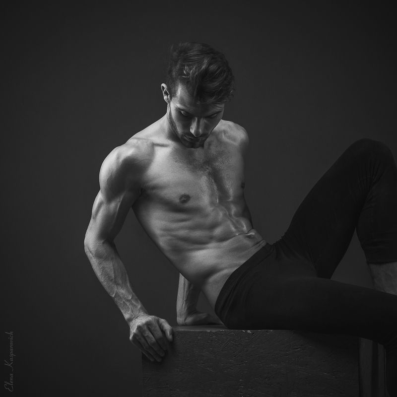 мужской портрет, низкий ключ, чб  фото превью