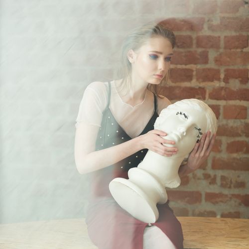 Девушка с головой