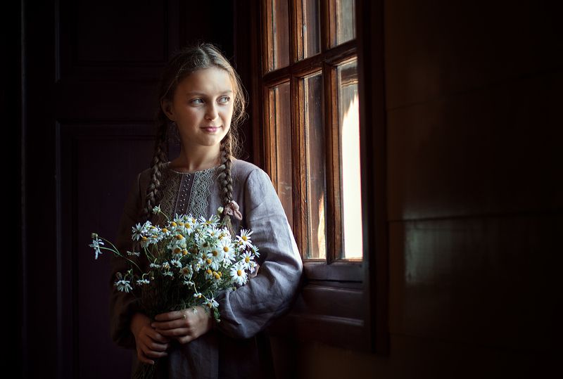 Девочка с букетом ромашек фото превью