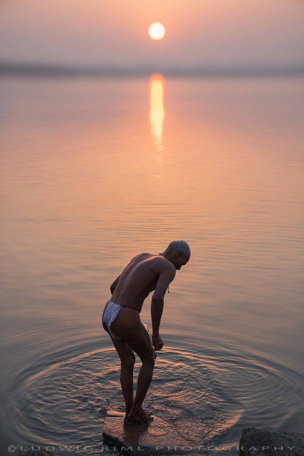 Banaras, Bath, Beach, Benares, boat, Boatsman, Buddism, Burial, ceremonial bath, Ceremony, city, Cremation, Dead, Evening, evening light, fog, Funeral, Ganges, Haze, Hinduism, Holy, holy bath, Holy City, Holy River, India, Jainism, Kashi, Man, North India, Ludwig Riml