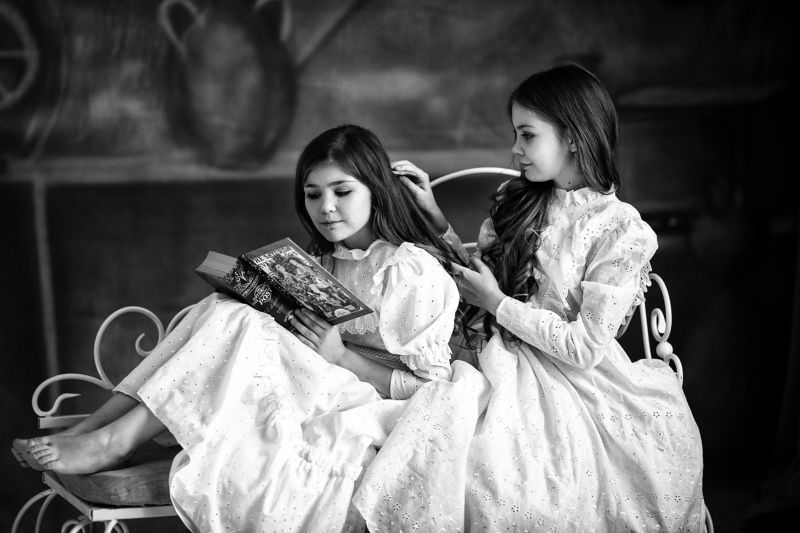 портрет, чернобелое фото, девочки, модели, за чтением, книга, поздним вечером, студия, фотосессия  фото превью